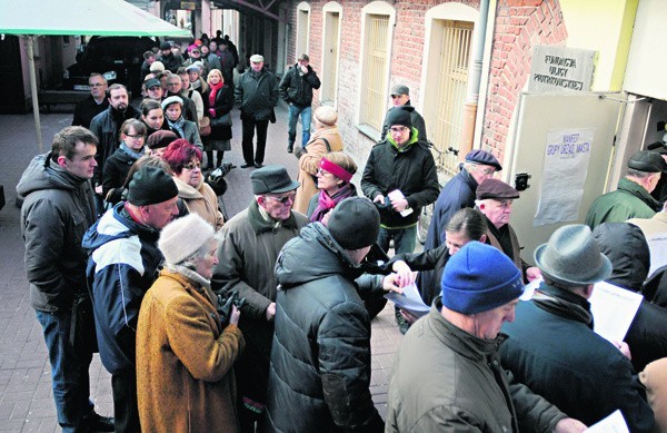 Tuż przed godz. 14 na podwórku ul. Piotrkowskiej 102...