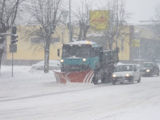 Śnieg padał tak mocno, że pługi nie nadążały z odśnieżaniem.