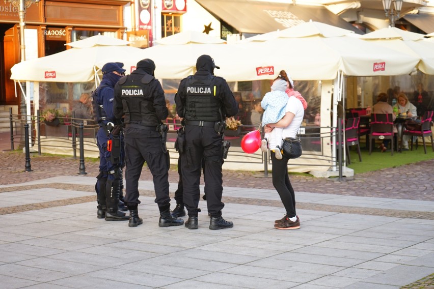 Podczas protestu "Stop COVID" w Rzeszowie (10 października)...