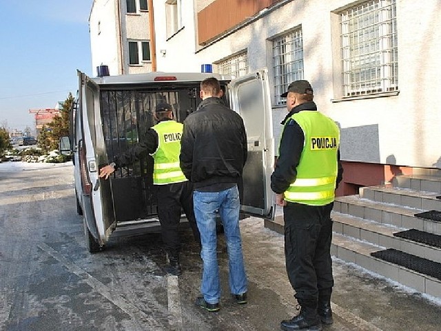 Fałszywy wnuczek doprowadzony do Komendy Powiatowej Policji w Nisku.