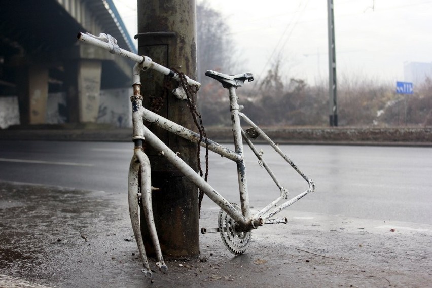 Wrocław: &quot;Ghost bike&quot; przy Legnickiej okradziony z kół (ZDJĘCIA)