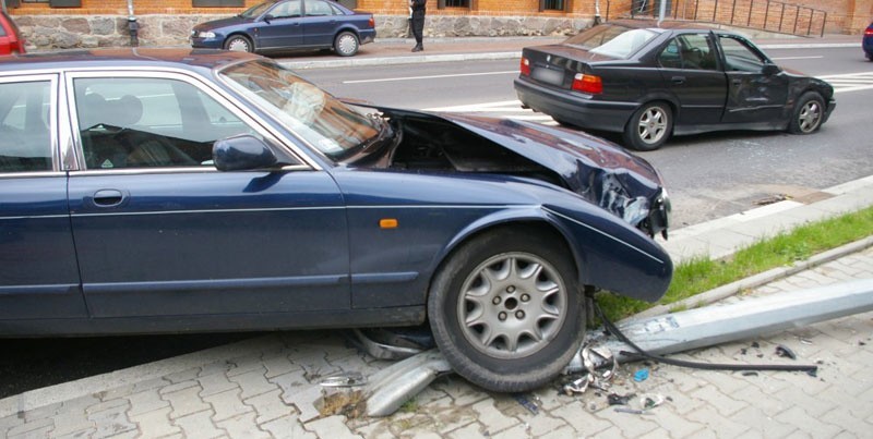 Zderzenie bmw i jaguara pod galerią Alfa. Jedna z kierujących z urazem głowy trafiła do szpitala.