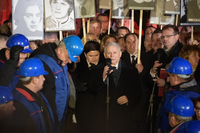 Warszawa: 36. rocznica wprowadzenia stanu wojennego. Demonstracja PiS 13 grudnia na placu Trzech Krzyży [ZDJĘCIA]