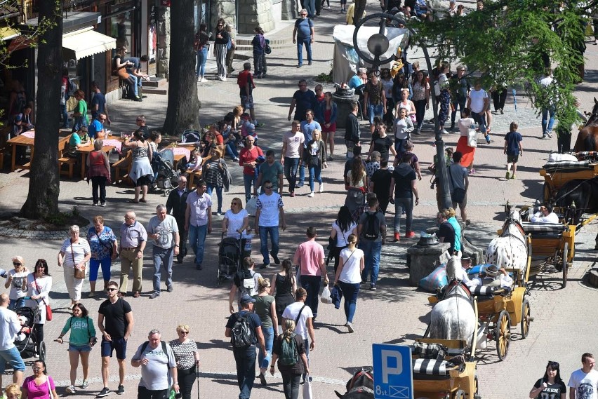 Zakopane. Na Krupówkach jest coraz więcej turystów [ZDJĘCIA]