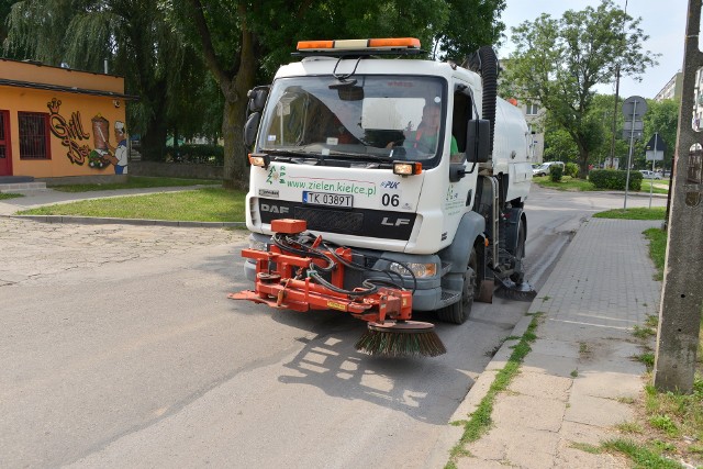 We wtorek konieczne okazało się odholowanie trzech aut, ale w środę już żaden pojazd nie umożliwiał zamiatarce czyszczenia jezdni.