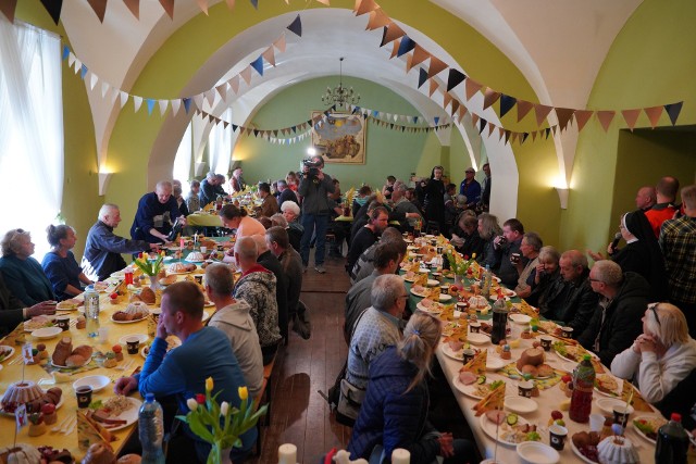 Żurek, tradycyjna biała kiełbasa, jajka - na wielkanocnym śniadaniu, które dla potrzebujących przygotował poznański Caritas nie zabrakło niczego. Było ono przygotowane dla 250 osób.