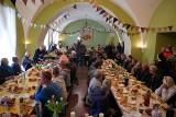 Poznań: Caritas przygotował śniadanie wielkanocne dla potrzebujących. Na stole nie zabrakło tradycyjnych potraw [ZDJĘCIA]