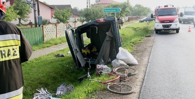 Niezachowanie ostrożności przez kierowcę tira było przyczyną kolizji w Nowosielcu, gdzie rozpędzony uderzył w tył hamującego busa. Ten dachował i zatrzymał się w rowie.