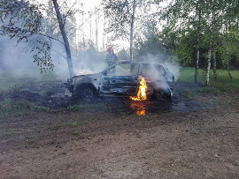Chojewo - Truski. Samochód uderzył w drzewo i stanął w płomieniach