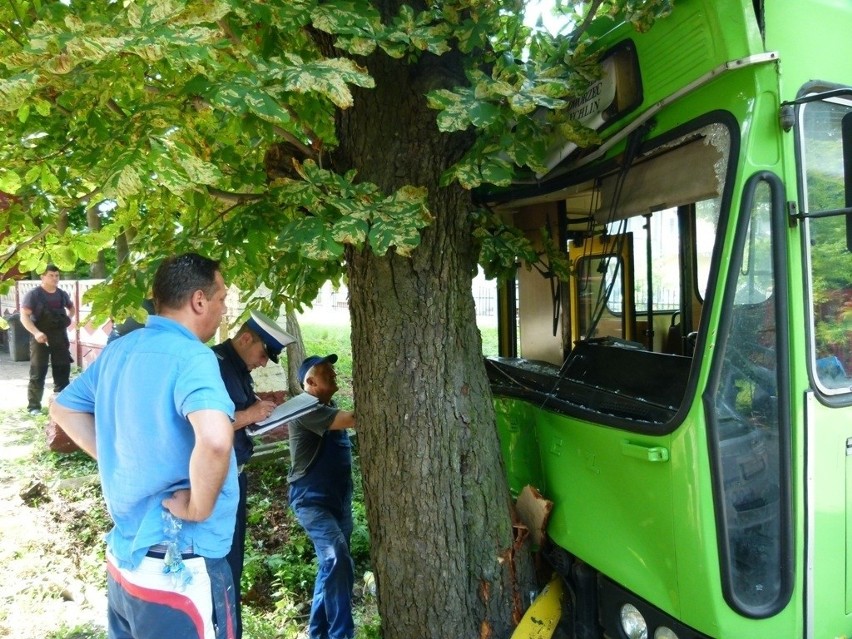Wypadek autobusu pod Kutnem. 3 osoby ranne [ZDJĘCIA]