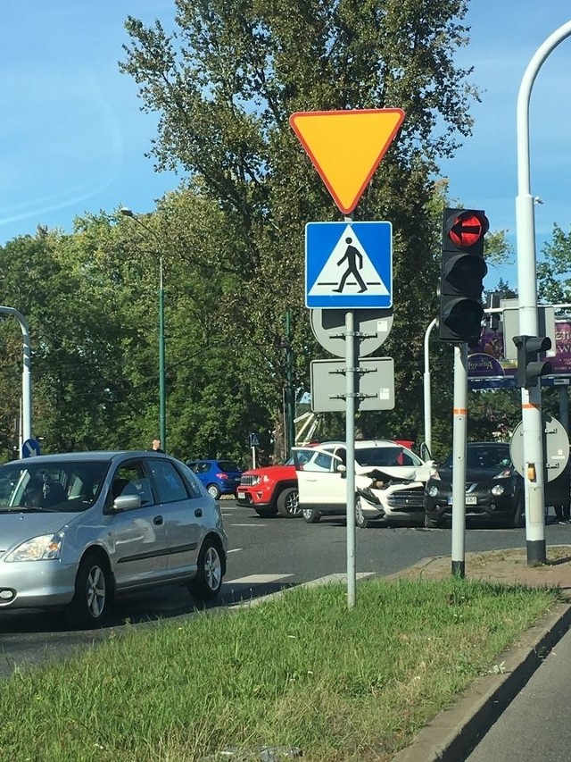 Wypadek w Katowicach na skrzyżowaniu Chorzowskiej z Bracką. Gigantyczne korki