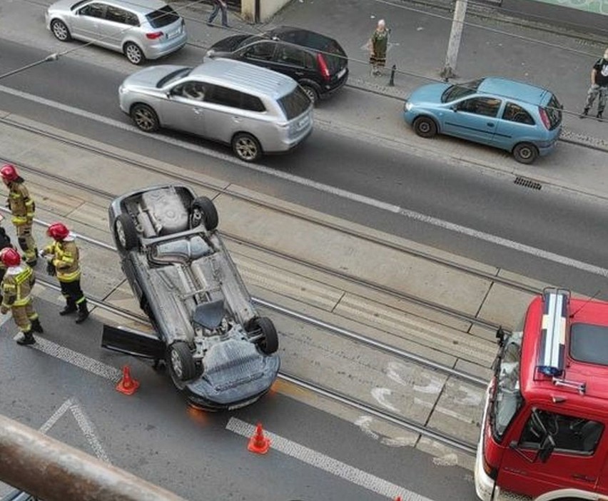 Wrocław: Wypadek na Jedności Narodowej. Samochód przeleciał na boku 100 metrów