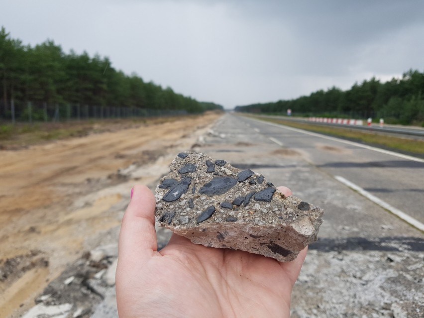 Tak powstaje autostrada Wrocław - Berlin. Rzeka kruszonego betonu po rozbiórce [ZDJĘCIA]