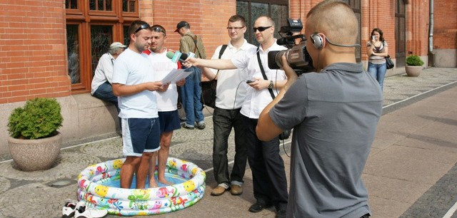 Chcemy kałuży z rurą &#8211; happening młodych demokratów przed słupskim ratuszem. 