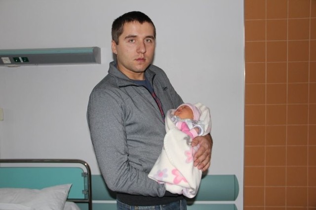 Aurelia Rzewnicka, córka Natalii i Jarosława z Ostrołęki urodziła się 26 listopada. Ważyła 3380 g, mierzyła 54 cm. Na zdjęciu z tatą