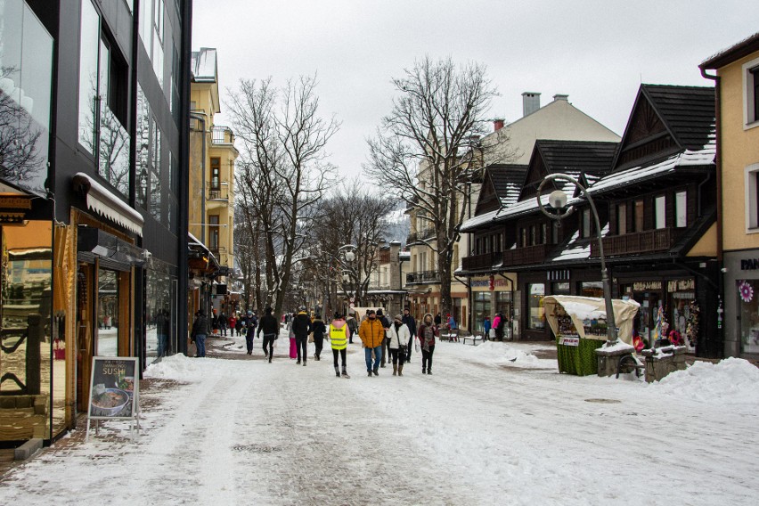 Zakopane. Pierwszy weekend kolejnego lockdownu. Na Krupówkach nie brakuje turystów