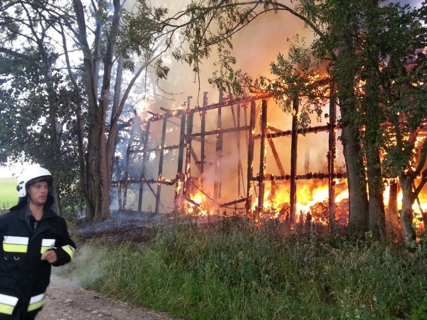 Piorun uderzył w stodołę w miejscowości Grzmiąca. Wybuchł pożar [ZDJĘCIA]