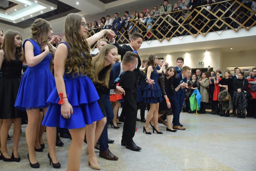 Bal gimnazjalny i ósmoklasisty na pożegnanie szkoły. Uczniowie SP 18 zatańczyli poloneza (ZDJĘCIA, WIDEO)
