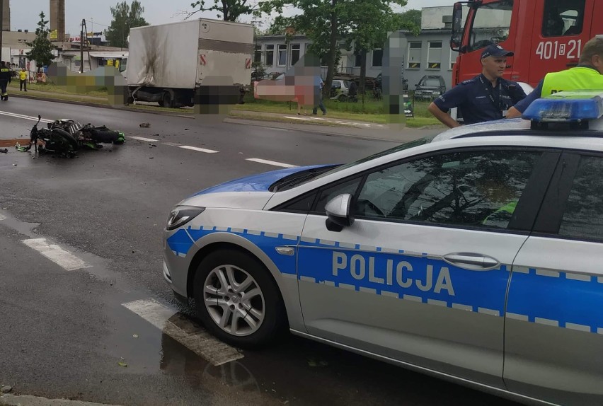 Augustów. Wypadek na ul. Mazurskiej. Motocyklista zderzył się z ciężarówką (zdjęcia)