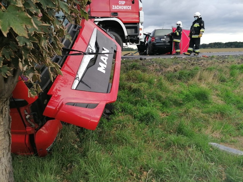 Czołowe zderzenie volkswagena z ciężarówką