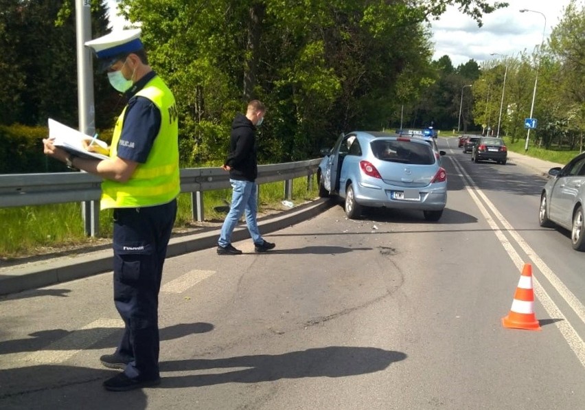 Wypadek na wiadukcie na Nowym Dworze. Jedna osoba ranna, ulica zablokowana (ZDJĘCIA)