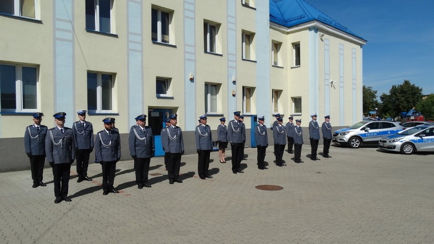 Uroczysty apel z okazji Święta Policji w Białobrzegach. Wręczono wyróżnienia i awanse. Zobacz zdjęcia z uroczystości 