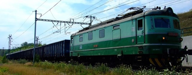 Kiepski stan torów powoduje, że na trasie Dębica - Rzeszów pociągi ograniczają prędkość. Jest nadzieja, że za parę lat to się zmieni.