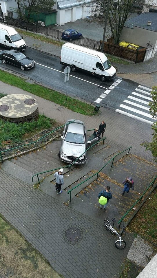 Bydgoszcz. Kierowca wjechał na schody, by nie spowodować wypadku
