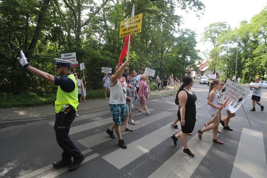 Protest mieszkańców Załomia. Wyszli na ulicę, bo mają dość oczekiwania na remont. A ruch nad morze coraz większy [ZDJĘCIA]