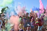 Holi Festival - święto kolorów w trakcie Jarmarku Królewskiego w Pysznicy. Zachwycone dzieciaki obsypywały się kolorowym proszkiem