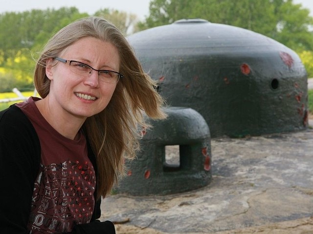 - Stalowe kopuły bunkrów są magnesem przyciągającym do naszego muzeum tłumy turystów - mówi Sylwia Banak z muzeum w Pniewie.