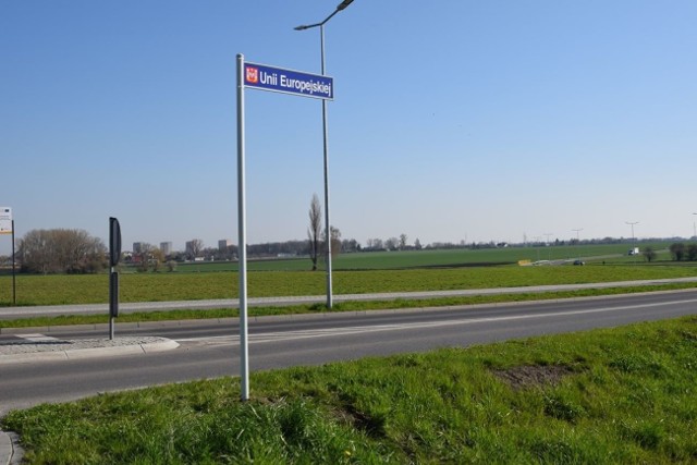 Nowy łącznik ulic Szymborskiej i Marulewskiej w Inowrocławiu ma już swoją nazwę. Właśnie zostały zamontowane tablice z nazwą ulicy Unii Europejskiej.