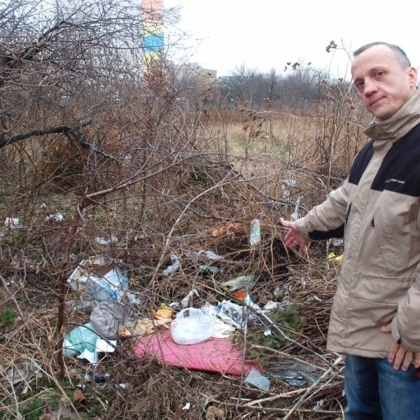 Paweł Mazur, mieszkaniec pobliskiego bloku ma nadzieję, że ktoś wreszcie uprzątnie bałagan po tej stronie parku.