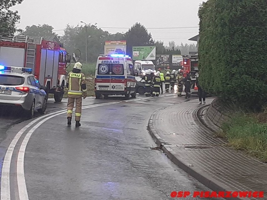 Wypadek w Pisarzowicach. Skoda zderzyła się z autobusem. Kierowca samochodu osobowego trafił do szpitala