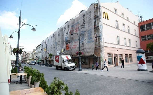 Remont elewacji kamienicy przy ul. Piotrkowskiej 28 potrwa do końca września.