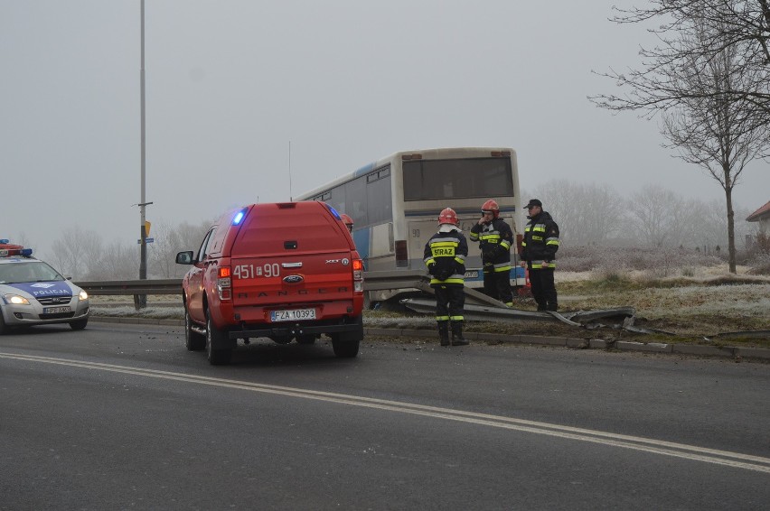 W akcji brało udział 11 strażaków, policjanci i zespół...