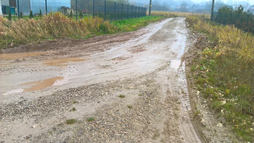 Ulica w Chęcinach jak bagno. Mieszkańcy domagają się kruszywa