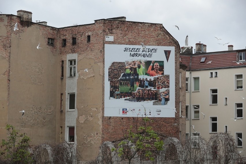 Pogoń Szczecin w mediach społecznościowych i na banerach motywuje swoich kibiców