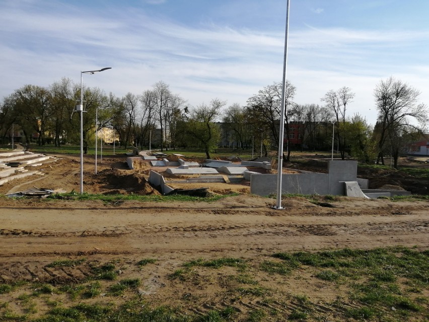 Remont parku na osiedlu Obozisko w Radomiu. Będzie nowy skate park i tężnia solankowa. Sprawdzamy postęp prac