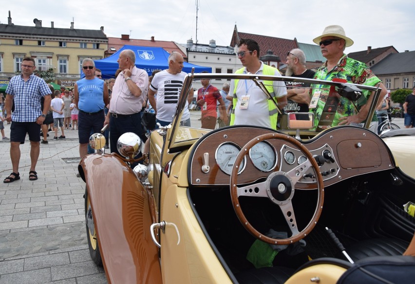 Perełki motoryzacji na oświęcimskim rynku - trudno było oderwać wzrok od zabytkowych samochodów [ZDJĘCIA]