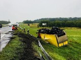 Wywrócony TIR od tygodnia leży w rowie na DK1 w Koziegłowach. Zdaniem służb TIR nikomu nie zagraża. Kierowcy się zatrzymują sprawdzić 