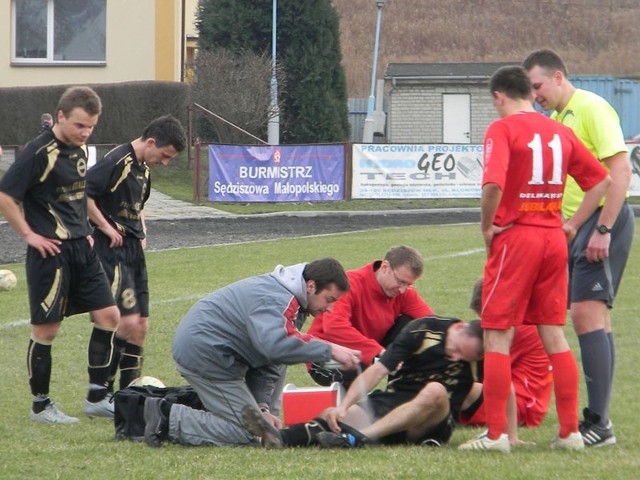 Lechia Sedziszów (na czerwono) przegrala ze Strumykiem Malawa 1-2 (0-1)