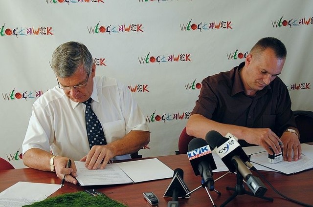 Prezydent Andrzej Pałucki i Dariusz  Kaszuba podczas podpisywania umowy