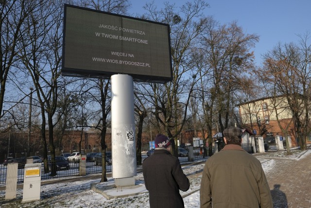 Tablica prezentująca zanieczyszczenie powietrza w mieście przy okazji reklamuje aplikację GIOŚ, która szwankuje...