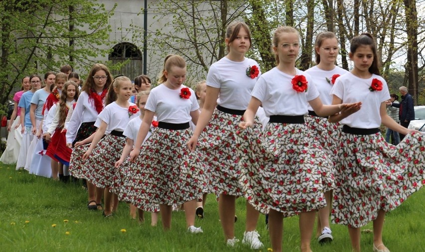 Ponad 160 osób zatańczyło w Bliżynie poloneza dla uczczenia...