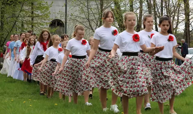 Ponad 160 osób zatańczyło w Bliżynie poloneza dla uczczenia Święta Konstytucji.