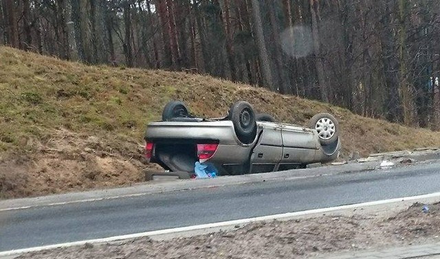 O skutkach zbyt szybkiego wyjeżdżania z ronda przekonało się boleśnie już wielu kierujących.