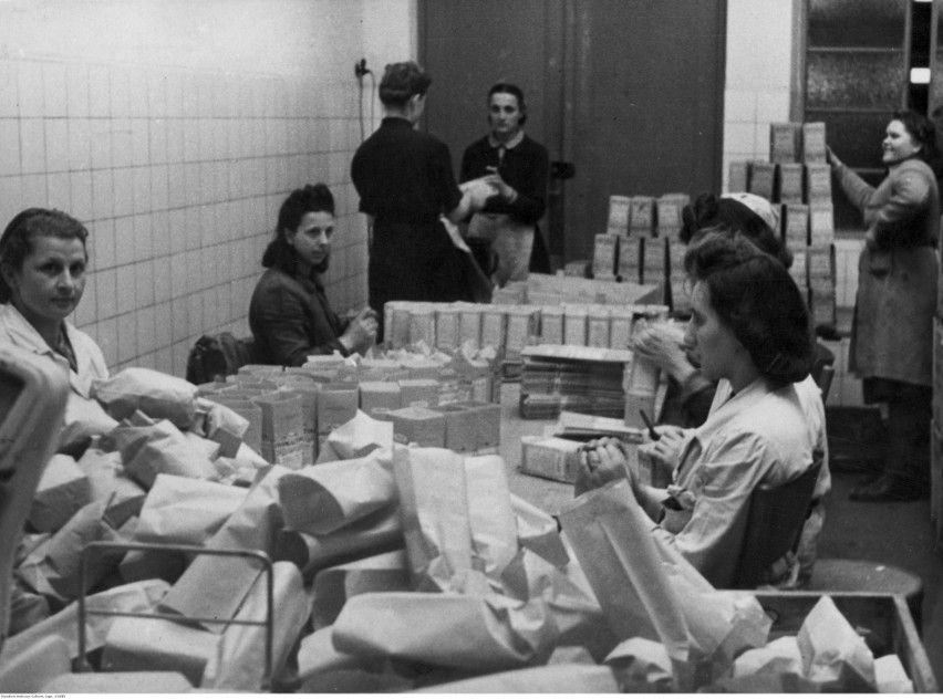 Tak się kiedyś pracowało. Kobiety przy taśmie produkcyjnej. Zobacz zdjęcia z czasów PRL                                 