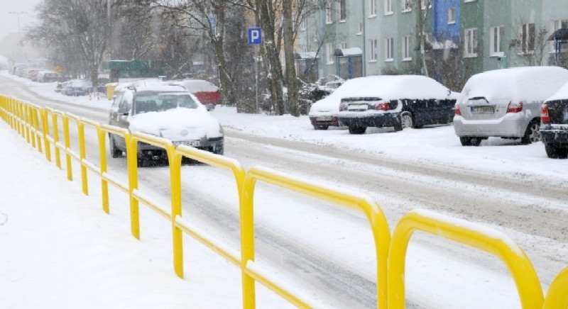 Atak zimy w Toruniu. Śnieg utrudnia życie kierowcom i pieszym [zdjęcia]