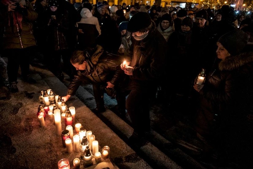 Poznań: Tłumy poznaniaków na placu Wolności milczeniem i tysiącami świateł oddały hołd zamordowanemu Pawłowi Adamowiczowi [ZDJĘCIA]